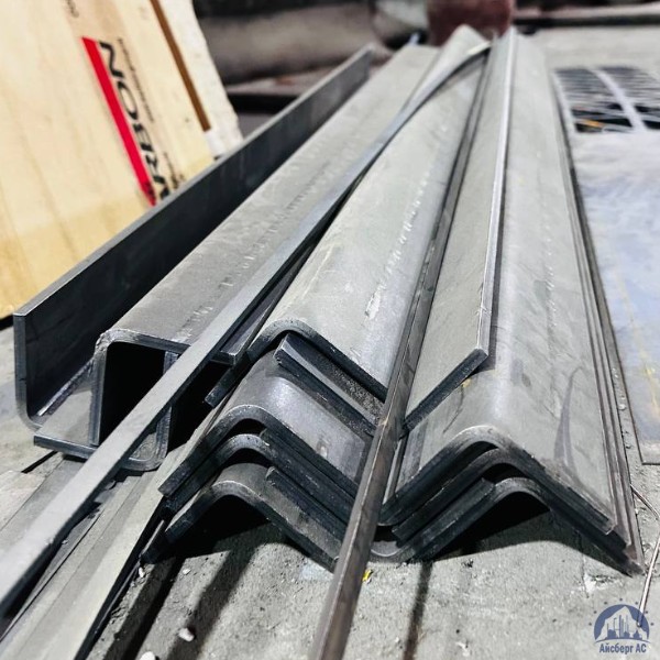 Уголок гнутый